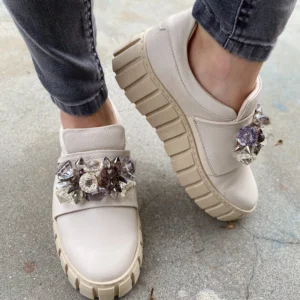 trampkibeige z przepiękną ozdobą