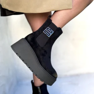 zamszowy botek czarny na koturnie