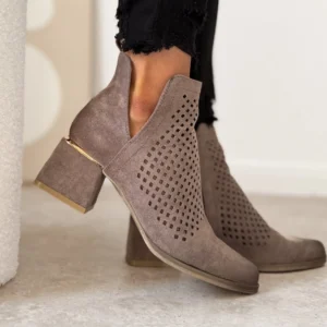 LULA 47 zamszowe ażurowe botki na obcasie khaki