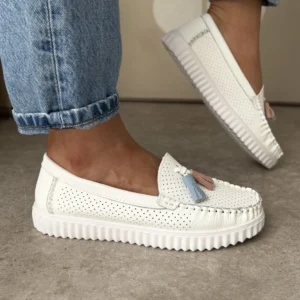 LULA 57 białe skórzane ultralekkie mokasyny z chwostami