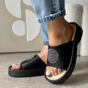 Model LULA 86 – czarne klapki damskie na platformie z połyskującą ozdobą