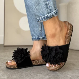 Czarne klapki z kwiatem LULA 87 na stopach – widok z przodu