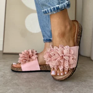 Różowe klapki z kwiatem LULA 87 na stopach – widok z przodu