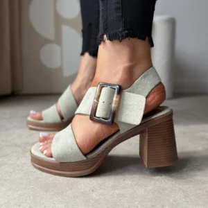 Pistacjowe sandały LULA 89 z eko zamszu na słupku, z dekoracyjną klamrą i platformą w naturalnym odcieniu