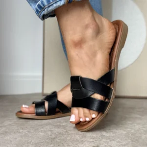 Czarne skórzane klapki damskie LULA 88 na stopie – stylowy, letni look na tle jasnej podłogi.