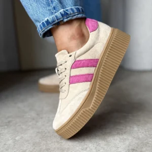 Beżowe trampki z różowymi paskami na grubej podeszwie – model Lula 38 na nodze w jeansach