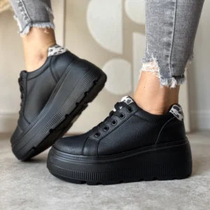 Skórzane sneakersy na platformie LULA 92 – widok z boku, czarne z panterkową wstawką