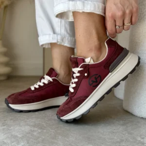 bordowe buty sportowe LULA 101 widok z przodu na stopie