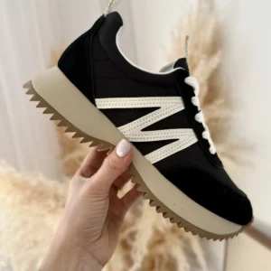 Czarne sneakersy damskie LULA 99 ze skóry naturalnej zamszowej, widok z boku.