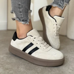 Beżowe skórzane adidasy LULA 100 z czarnymi paskami i brązową podeszwą – widok z boku i na stopie.