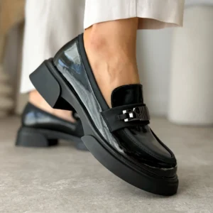 Czarne lakierowane mokasyny skórzane LULA 104 na platformie z wkładką skórzaną.