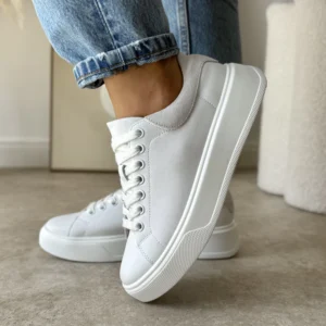 białe sneakersy skórzane LULA 48 – widok z boku, lekka platforma i zamszowy tył.