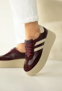 Sneakersy skórzane damskie LULA 111 w kolorze bordowym na beżowej podeszwie z beżowymi paskami