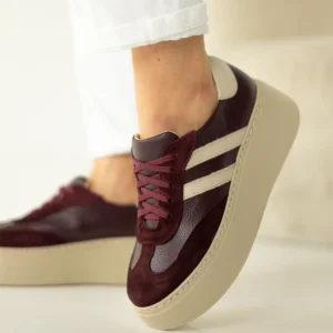 Sneakersy skórzane damskie LULA 111 w kolorze bordowym na beżowej podeszwie z beżowymi paskami