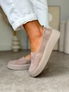 Skórzane slip ony damskie LULA 114 w kolorze taupe, wykonane z naturalnej skóry welurowej, na lekkiej podeszwie, polska produkcja