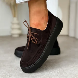 Brązowe półbuty damskie LULA 112 z naturalnej skóry welurowej, na czarnej podeszwie, elegancki model premium polskiej produkcji.