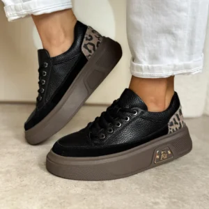 Czarne sneakersy damskie LULA 116 ze skóry naturalnej, na platformie, z panterkowym akcentem na pięcie.