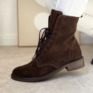 Brązowe botki damskie LULA 115 wykonane z naturalnej skóry zamszowej, sznurowane z przodu i zapinane na zamek z boku.