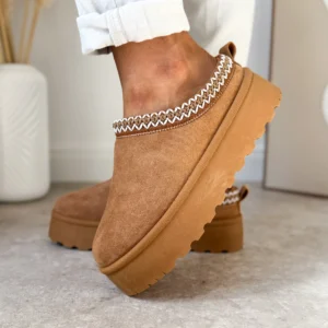 Niskie śniegowce damskie LULA 120 camel na platformie, widok z boku.