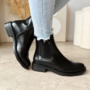 Czarne botki damskie LULA 119 z przeszyciem w kształcie serca, zapinane na suwak i wyposażone w elastyczną gumę, idealne na jesień i zimę.