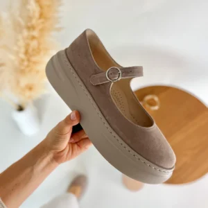 Półbuty damskie LULA 113 na platformie w kolorze taupe, wykonane ze skóry naturalnej welurowej, widok z boku i przodu.