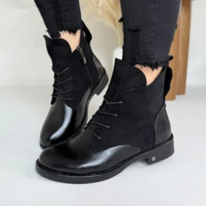 Czarne botki damskie LULA 121 wykonane z eko skóry licowanej i zamszowej, na płaskiej podeszwie, z zamkiem i sznurowaniem.