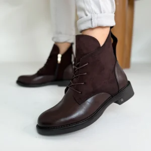 Botki damskie płaskie brązowe LULA 121 z eko skóry licowanej i zamszowej, na płaskiej podeszwie, z zamkiem i sznurowaniem.