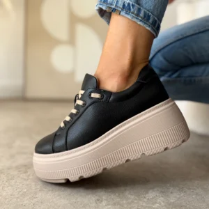 Czarne skórzane sneakersy damskie LULA 108 na beżowej platformie