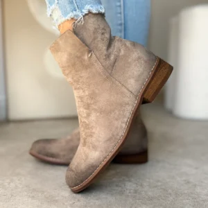 Botki damskie khaki LULA 107 wykonane z ekoskóry zamszowej, na niskim 3 cm obcasie, prezentowane na nodze w zestawieniu z jasnymi jeansami.