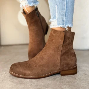 Botki damskie beżowo brązowe LULA 107 wykonane z ekoskóry zamszowej, na niskim 3 cm obcasie, prezentowane na nodze w zestawieniu z jasnymi jeansami.