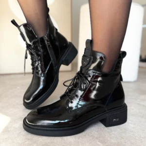 Czarne botki lakierowane LULA 110 ze skóry naturalnej na obcasie 4 cm i platformie 1,5 cm, z wiązaniem i zamkiem błyskawicznym.