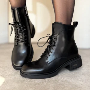 Czarne botki damskie LULA 109 wykonane z naturalnej skóry licowej, na obcasie 4 cm z bocznym zamkiem i sznurowaniem