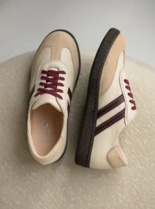 Beżowo-bordowe trampki skórzane damskie LULA 117 na brązowej podeszwie, wykonane w polskiej manufakturze z naturalnej skóry i zamszu.