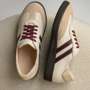 Beżowo-bordowe trampki skórzane damskie LULA 117 na brązowej podeszwie, wykonane w polskiej manufakturze z naturalnej skóry i zamszu.