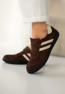 Czekoladowe trampki damskie LULA 117 z beżowymi wstawkami, wykonane z naturalnej skóry welurowej i groszkowej, na czarnej podeszwie.