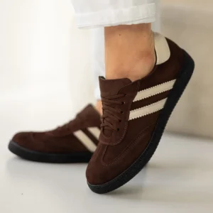 Czekoladowe trampki damskie LULA 117 z beżowymi wstawkami, wykonane z naturalnej skóry welurowej i groszkowej, na czarnej podeszwie.