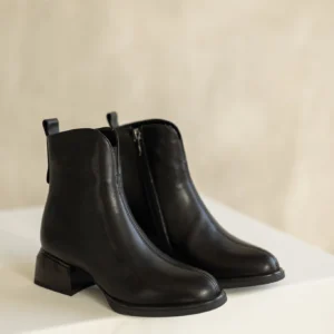 Botki damskie czarne LULA 133 z naturalnej skóry, na geometrycznym obcasie 4,5 cm, z bocznym zamkiem i polarowym ociepleniem.