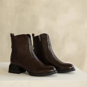 Brązowe botki damskie LULA 133 z naturalnej skóry, na geometrycznym obcasie 4,5 cm, z bocznym zamkiem i polarowym ociepleniem.