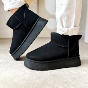 Czarne śniegowce damskie LULA 139 na grubej platformie, ocieplane futerkiem, widok z boku na nodze modelki.