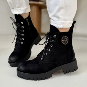 Czarne trapery damskie LULA 123 z zamszowej eko skóry, z bocznym zamkiem i sznurowaniem, ocieplane polarem, na czarnej grubej podeszwie z bieżnikiem.