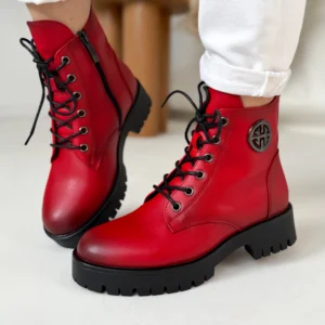 Czerwone trapery damskie LULA 123 z eko skóry, na grubej czarnej podeszwie, z sznurowaniem i bocznym zamkiem, ocieplane polarem.