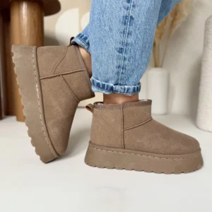 Śniegowce damskie khaki LULA 139 na platformie, ocieplane futerkiem, widok z boku na nodze modelki w niebieskich jeansach.