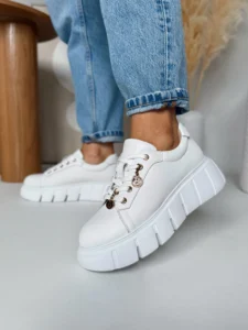 Białe skórzane sneakersy LULA 124 na grubej podeszwie z ozdobami, widok z boku i przodu.