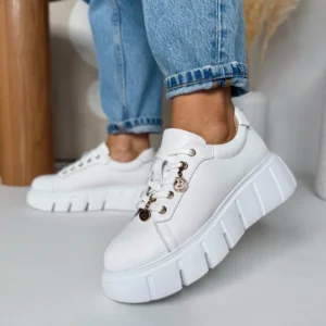 Białe skórzane sneakersy LULA 124 na grubej podeszwie z ozdobami, widok z boku i przodu.