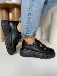 Czarne skórzane sneakersy LULA 124 na grubej podeszwie ze złotymi detalami i ozdobami, widok z różnych ujęć.