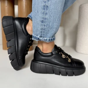 Czarne skórzane sneakersy LULA 124 na grubej podeszwie ze złotymi detalami i ozdobami, widok z różnych ujęć.