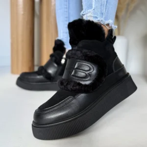 Czarne skórzane botki damskie LULA 126 z futerkiem i ozdobną rzepą, na grubej platformie, prezentowane na jasnym tle.