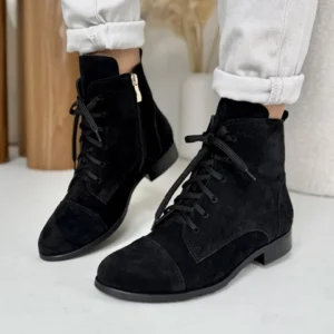 Czarne botki skórzane welurowe LULA 127, polska produkcja, widok z boku i przodu na stopie modelki w jasnych spodniach.