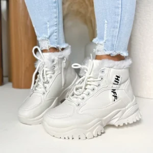 Sneakersy damskie LULA 132 białe z futerkiem i grubą podeszwą, prezentacja na nodze.