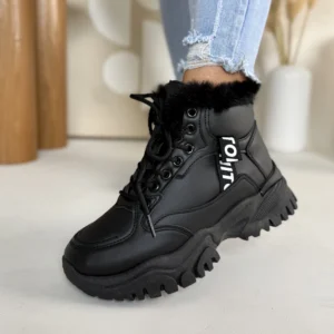 Sneakersy damskie czarne LULA 132 ocieplane, prezentacja na nodze z zamkiem i sznurowaniem.